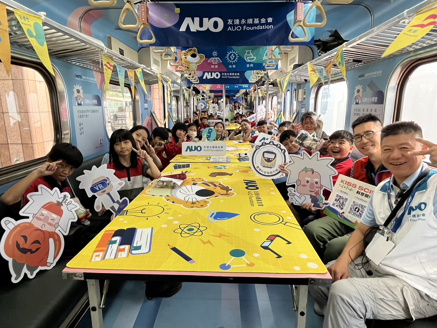 DB真人永續基金會參與「臺灣科普環島列車」，設計基礎科學車廂課程，以「淨零碳排和永續能源」為主題，讓學生透過創意實驗認識淨零知識，以及思考生活中的減碳行為
