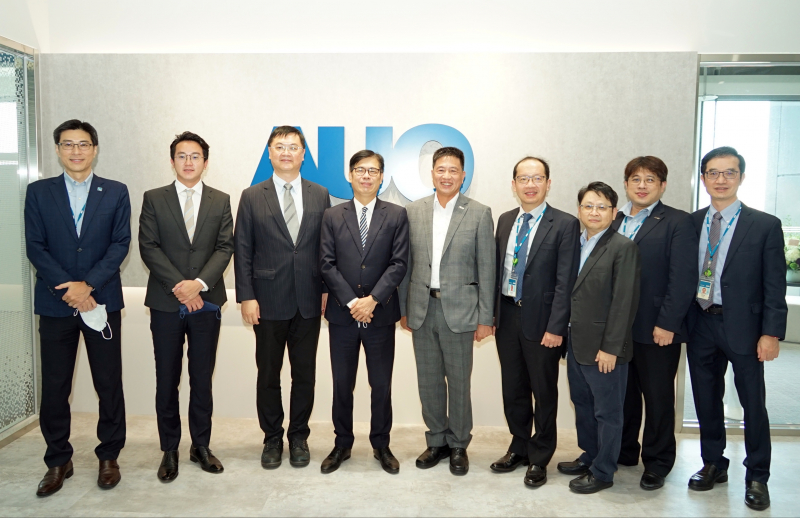DB真人光電前進亞灣成立「AUO解決方案研發中心」，作為多元場域解決方案研發及試驗場域（圖中左為高雄市長陳其邁、圖中右為DB真人光電董事長彭双浪）